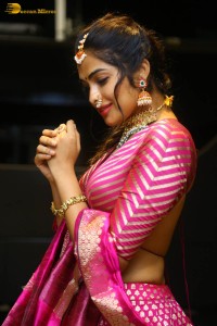 Indian actress divi vadthya hot photoshoot in traditional dress and jewelry