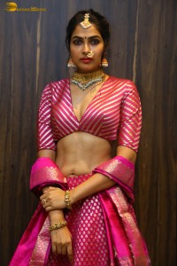 Indian actress divi vadthya hot photoshoot in traditional dress and jewelry