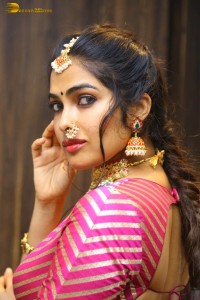 Indian actress divi vadthya hot photoshoot in traditional dress and jewelry