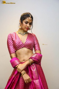 Indian actress divi vadthya hot photoshoot in traditional dress and jewelry