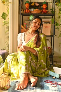 actress Divi Vadthya beautiful photoshoot in a green saree