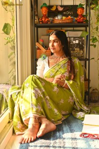 actress Divi Vadthya beautiful photoshoot in a green saree