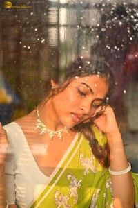 actress Divi Vadthya beautiful photoshoot in a green saree