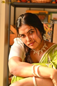 actress Divi Vadthya beautiful photoshoot in a green saree