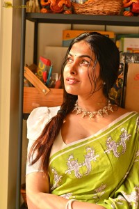 actress Divi Vadthya beautiful photoshoot in a green saree