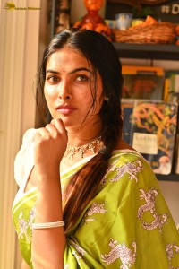 actress Divi Vadthya beautiful photoshoot in a green saree