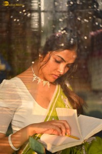 actress Divi Vadthya beautiful photoshoot in a green saree