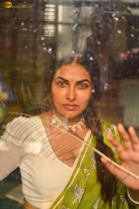 actress Divi Vadthya beautiful photoshoot in a green saree