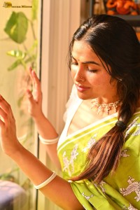 actress Divi Vadthya beautiful photoshoot in a green saree