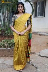 actress Divi Vadthya fabulous in a yellow saree