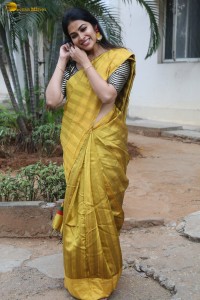 actress Divi Vadthya fabulous in a yellow saree