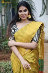 actress Divi Vadthya fabulous in a yellow saree