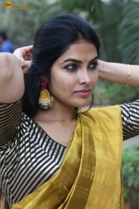 actress Divi Vadthya fabulous in a yellow saree