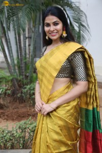 actress Divi Vadthya fabulous in a yellow saree
