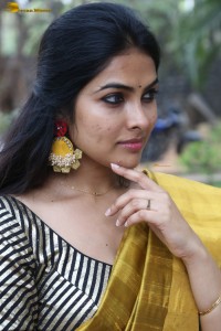 actress Divi Vadthya fabulous in a yellow saree