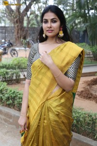 actress Divi Vadthya fabulous in a yellow saree