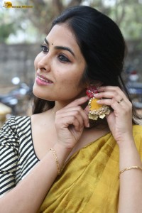 actress Divi Vadthya fabulous in a yellow saree