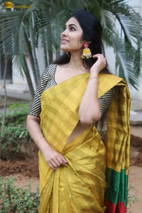 actress Divi Vadthya fabulous in a yellow saree