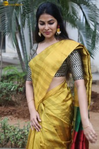 actress Divi Vadthya fabulous in a yellow saree