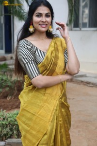 actress Divi Vadthya fabulous in a yellow saree