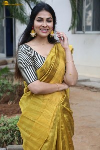 actress Divi Vadthya fabulous in a yellow saree