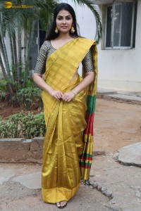 actress Divi Vadthya fabulous in a yellow saree
