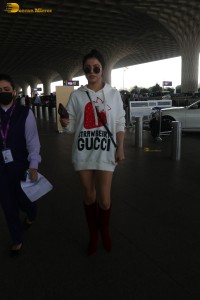 Bollywood actress divya khosla kumar spotted at mumbai airport