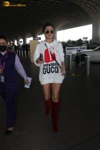 Bollywood actress divya khosla kumar spotted at mumbai airport