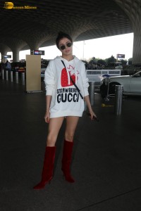 Bollywood actress divya khosla kumar spotted at mumbai airport