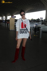 Bollywood actress divya khosla kumar spotted at mumbai airport