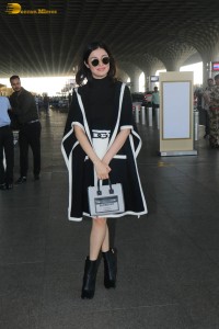 actress and producer divya khosla kumar spotted at mumbai airport