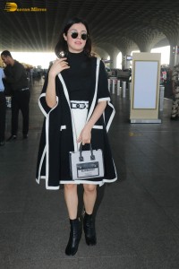 actress and producer divya khosla kumar spotted at mumbai airport