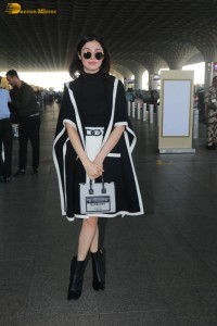 actress and producer divya khosla kumar spotted at mumbai airport