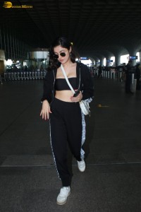 actress Divya Khosla Kumar hot sexy looks in a track suit