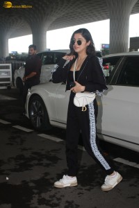 actress Divya Khosla Kumar hot sexy looks in a track suit