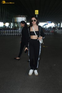actress Divya Khosla Kumar hot sexy looks in a track suit