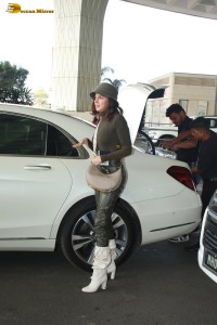 actress Divya Khosla Kumar stylish looks at mumbai airport