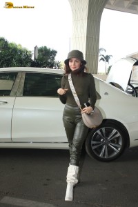 actress Divya Khosla Kumar stylish looks at mumbai airport