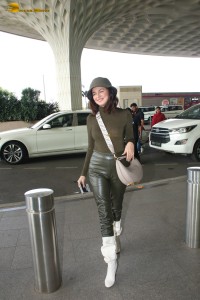 actress Divya Khosla Kumar stylish looks at mumbai airport