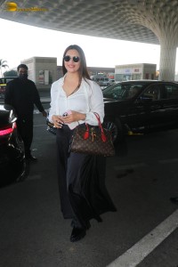 Divyanka Tripathi spotted with her husband Vivek Dahiya at mumbai airport on feb 26, 2023