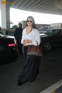 Divyanka Tripathi spotted with her husband Vivek Dahiya at mumbai airport on feb 26, 2023