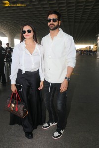 Divyanka Tripathi spotted with her husband Vivek Dahiya at mumbai airport on feb 26, 2023