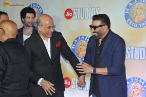 Dono Premiere attended by Kanikka Kapur, Paloma Dhillon, Sunny Deol, Salman Khan, Aamir Khan, and Shriya Saran