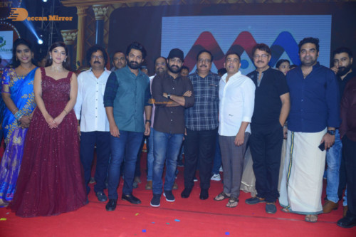 Telugu Movie Entha Manchivaadavuraa Thank You Meet attended by Junior NTR, Kalyan Ram and others
