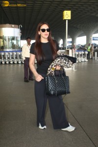 actress Esha Deol spotted at mumbai airport