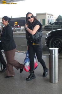 bollywood actress esha deol spotted in black dress at mumbai airport