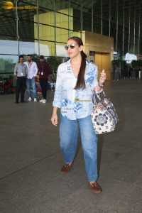 hema malini daughter and actress esha deol spotted at mumbai airport