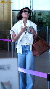 top model and bollywood actress esha gupta stylish looks at mumbai airport