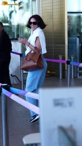 top model and bollywood actress esha gupta stylish looks at mumbai airport