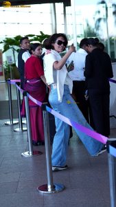 top model and bollywood actress esha gupta stylish looks at mumbai airport